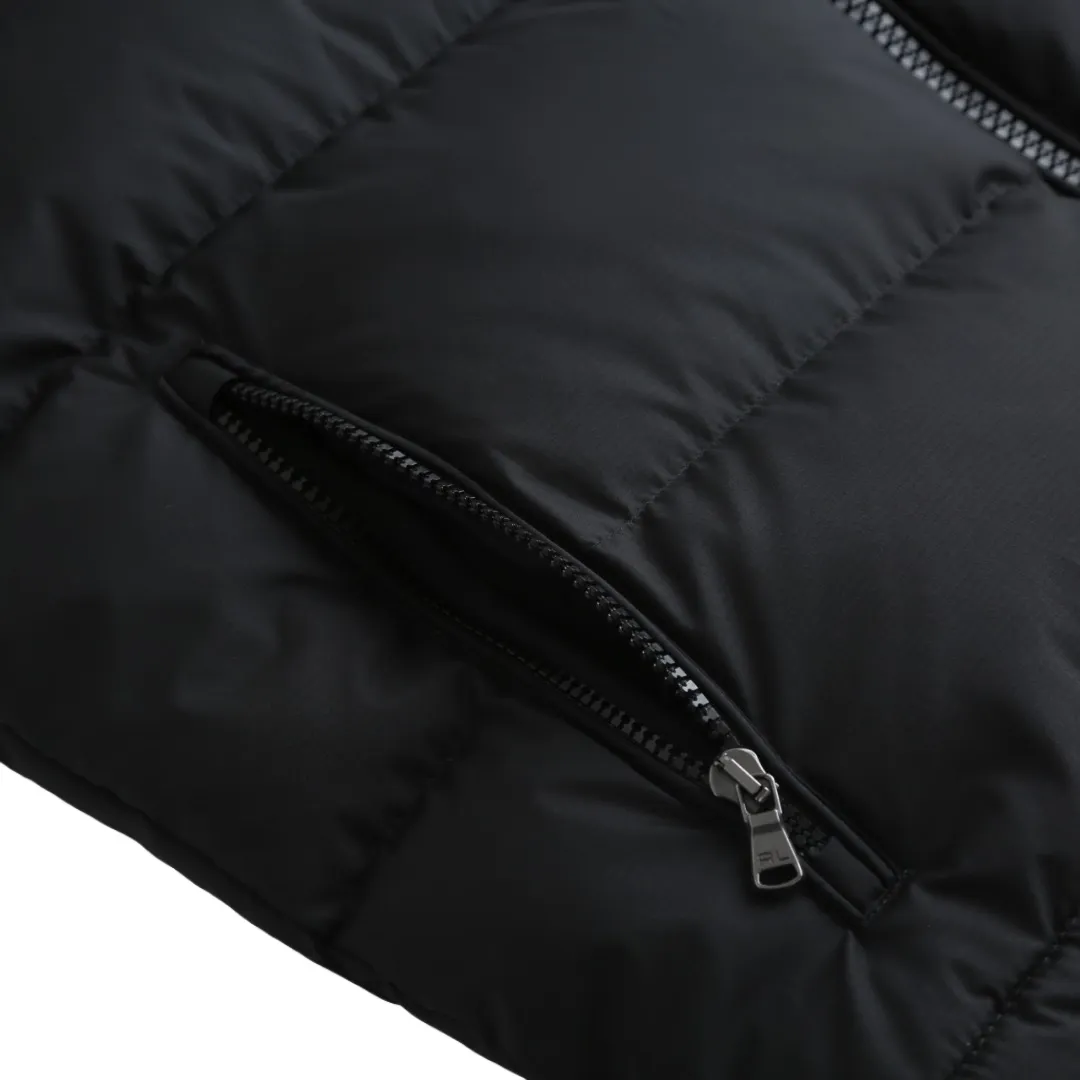 P940 [Exclusive supply] Ralph Lauren pony embroidered hooded down jacket. The fabric is made of nylon fabric with good windproof and waterproof properties, which can effectively block the intrusion of wind and rain from the outside and keep the inside dry. It is suitable for wearing in humid or rainy environments. The inner filling is made of 90 white duck down with a weight of 260g, ensuring excellent thermal insulation performance. After strict screening and processing, the velvet is not easy to get drilled, ensuring durability. The red label on the chest is made with an imported MECLO embroidery machine. The original pattern is scanned first, and then high-quality silk thread is used to make a pattern. The density effect is adjusted by continuous pattern making. The detachable hood down jacket is equipped with a detachable nylon hood that users can easily remove or install according to weather changes or personal preferences, which is both practical and convenient. Detailed processing and exquisite zipper design are simple and elegant. It is easy to operate. The closing design of the cuffs and hem effectively prevents cold wind from invading, improving the warmth and comfort of wearing. Size:S-M-L-XL